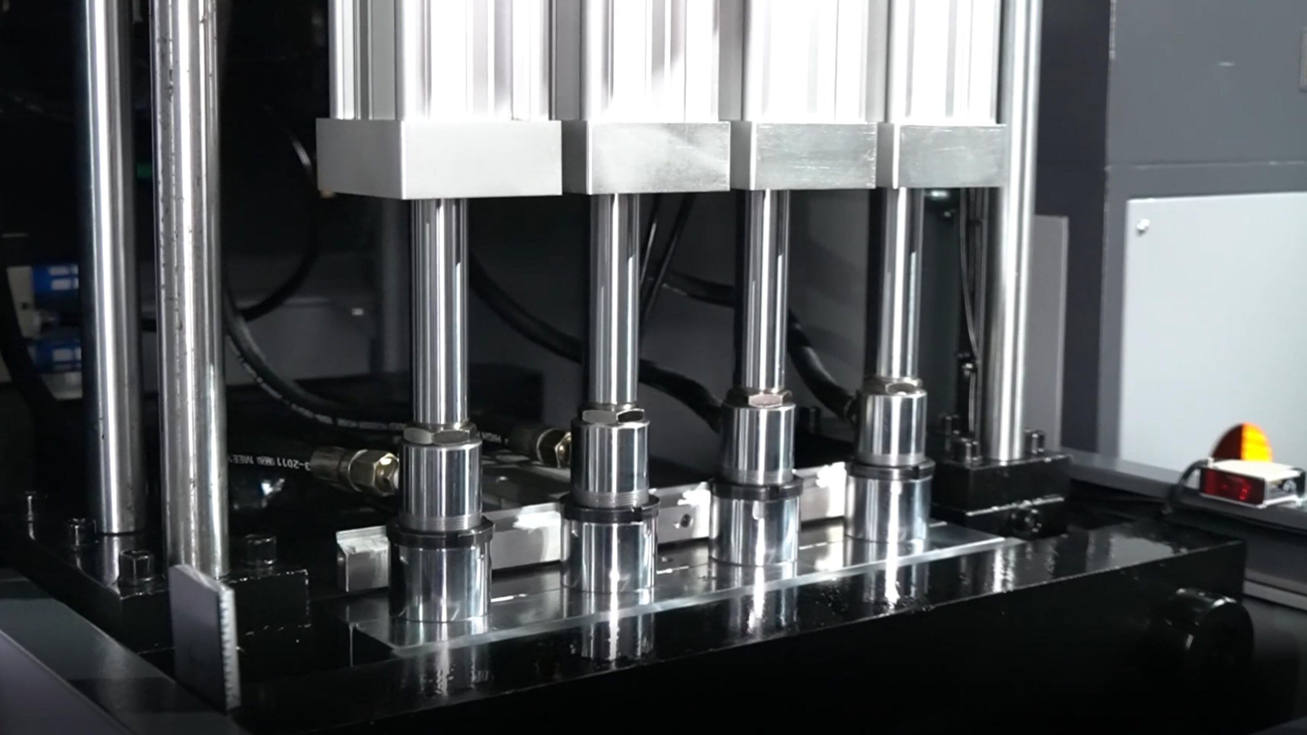 4 Cavity PET Bottle Blowing Machine 2000BPH 2 4 cavity bottle blow molding machine semiautomatic scaled