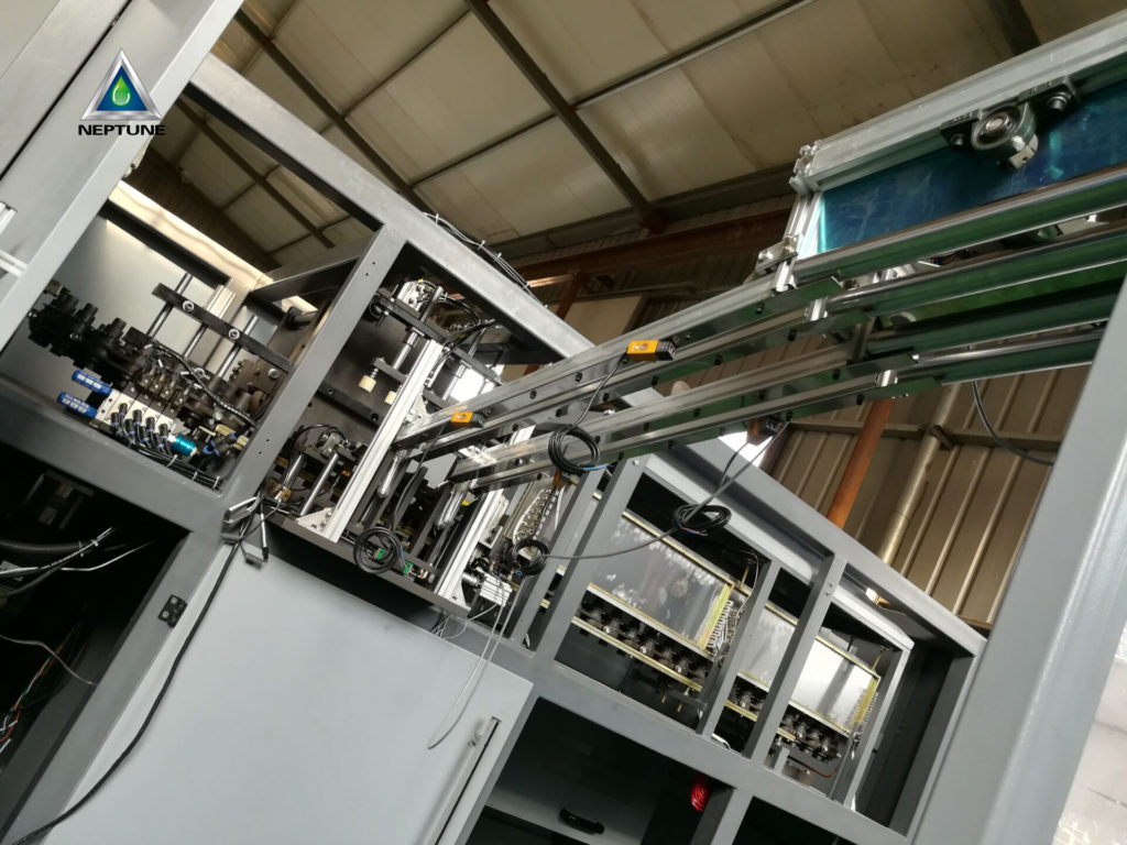 2000BPH Automatic Blow Molding Machine 17 bottle loading system of the blow molding machine