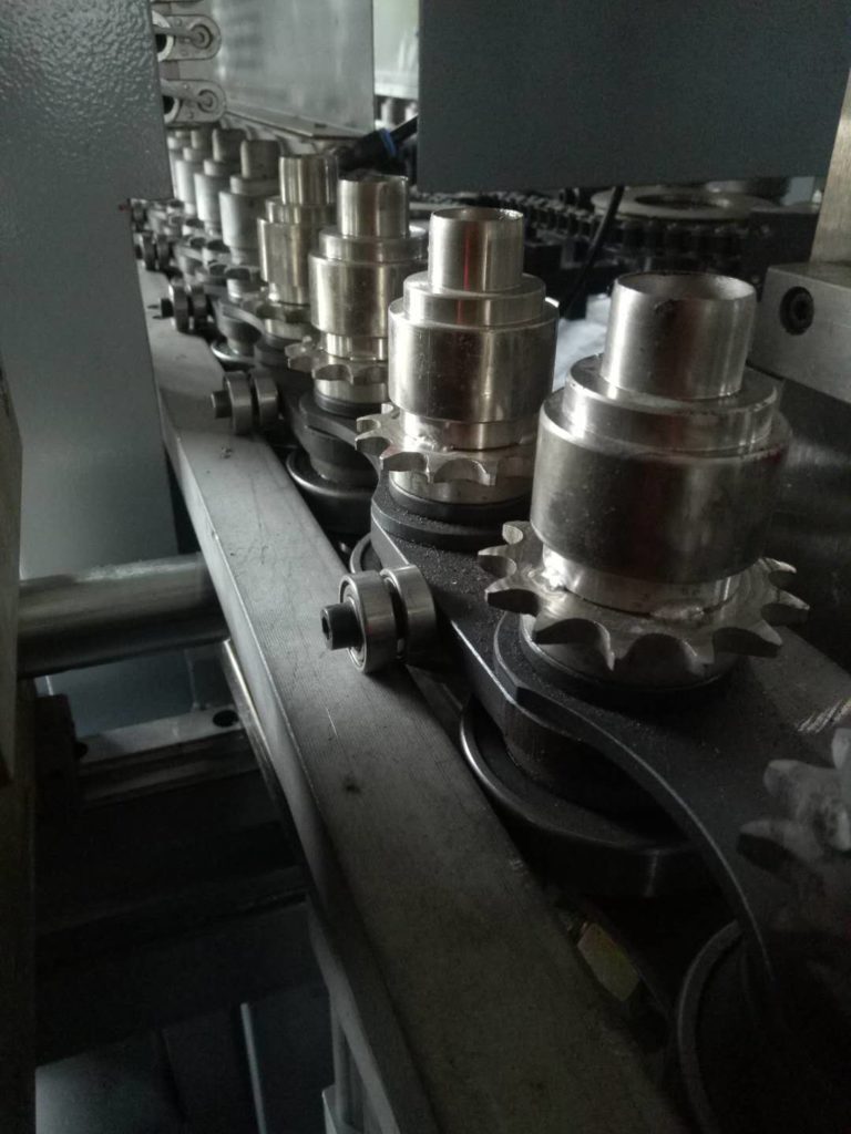 4000BPH Automatic Blow Molding Machine 7 conveyor preform system of the blow molding machine