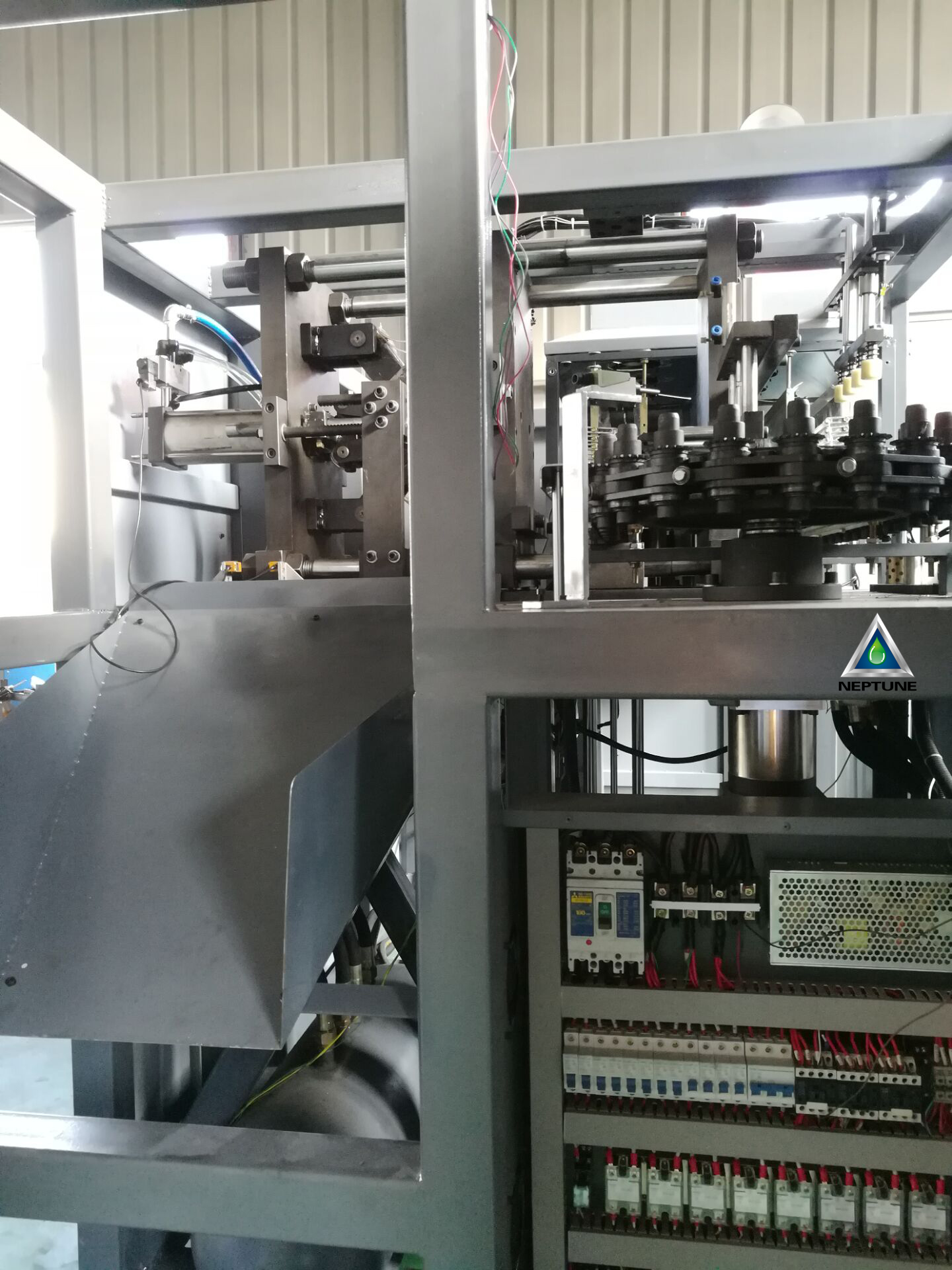 CM-A4 Water Bottle Making Machine 27 inside of the 2000bph bottle blowing machine