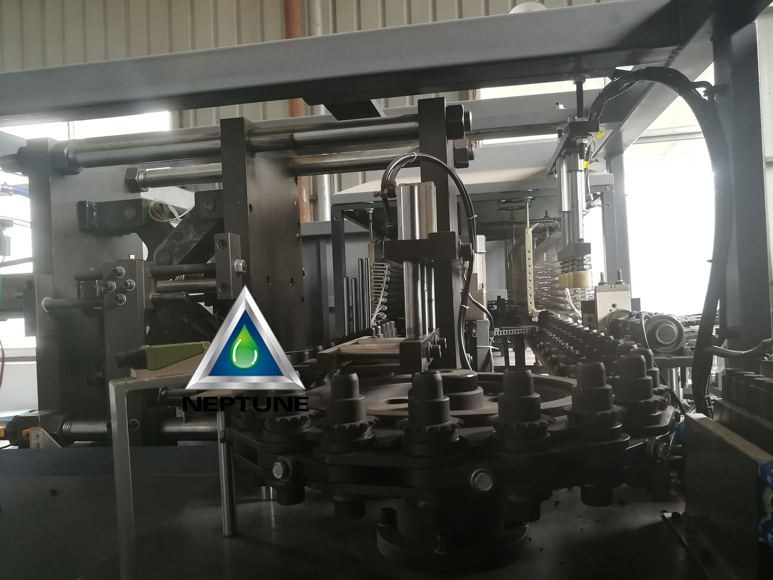 Automatic 1 Gallon Bottle Making Machine 2 inside of the automatic blow molding machine