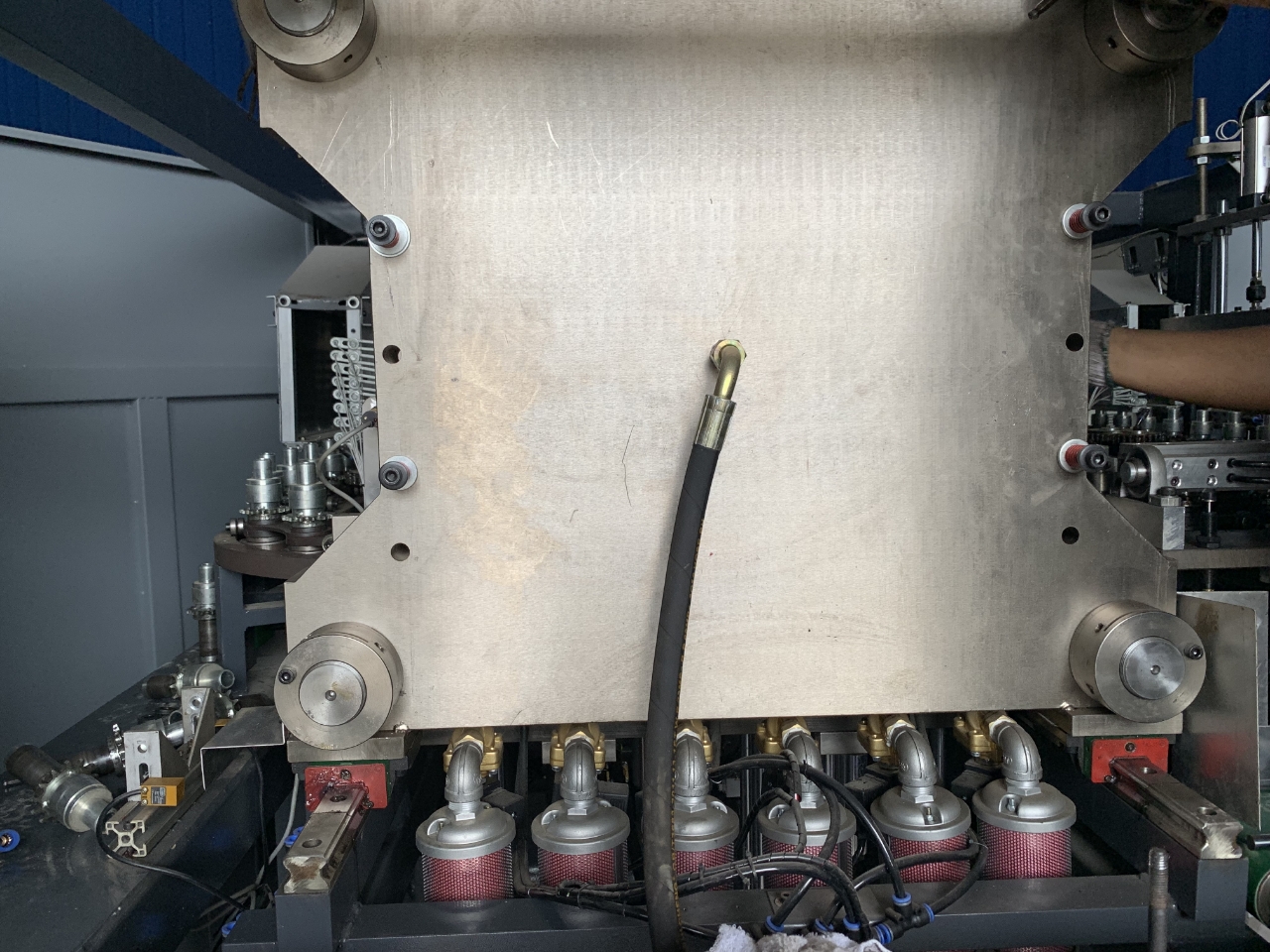 PET Plastic Bottle Blow Molding Machine 6000 Bottles Per Hour (200ml to 2000ml bottle) 9 mold clamping machine